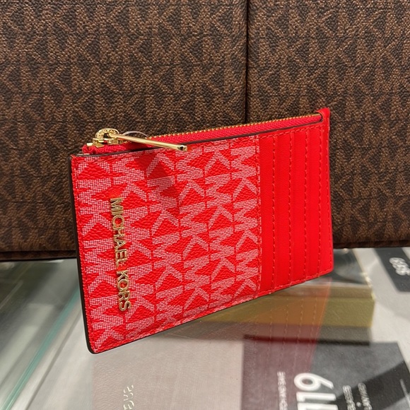 Michael Kors Jet Set Travel Medium Top Zip Card Case Wallet
Dark Sangria
NWT - Picture 15 of 16